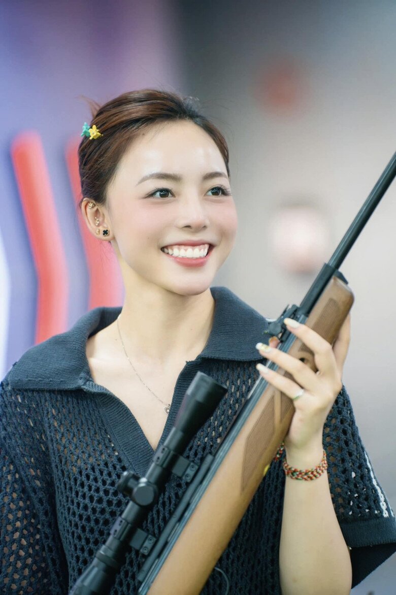 "Hoa khôi bắn súng" 2k4 mang hàm Thượng úy, gây bất ngờ với diện mạo đời thường đẹp như hoa hậu, chân dài chuẩn mẫu 7 Nàng hot girl có nụ cười tỏa nắng như hoa hậu.