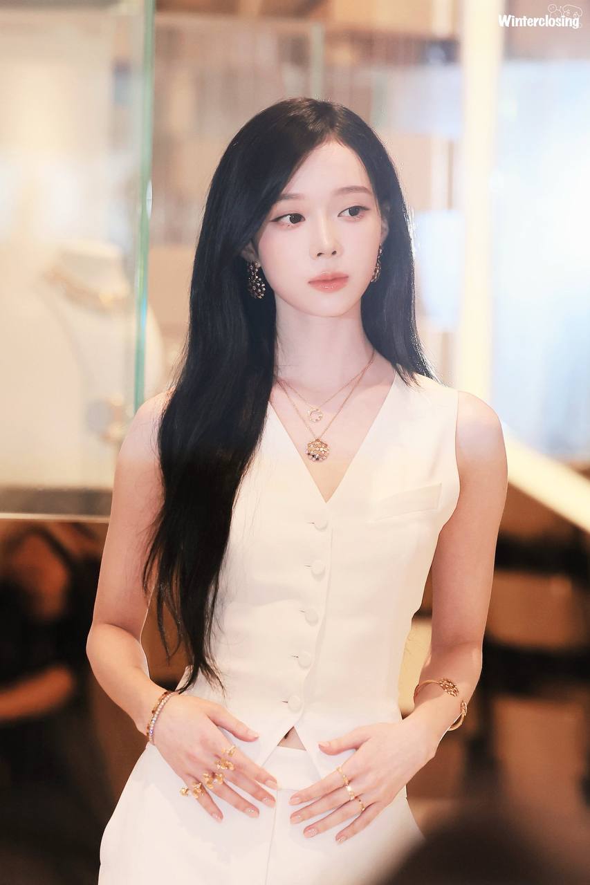 Bạn gái tin đồn của Jungkook được so ngang với Kim Ji Won- Ảnh 6. Bạn gái tin đồn của Jungkook được so ngang với Kim Ji Won- Ảnh 6.