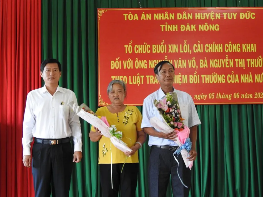 Vợ chồng ông Nguyễn Văn Võ được xin lỗi công khai. vu-an-oan-sai (1).jpg