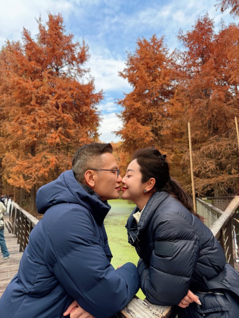 Jennifer Phạm khoe cảnh chạm môi chồng, đại gia Đức Hải lộ rõ tóc bạc vẫn phong độ sánh đôi bên vợ 2 Vợ chồng nàng hậu chạm môi đầy tình tứ.