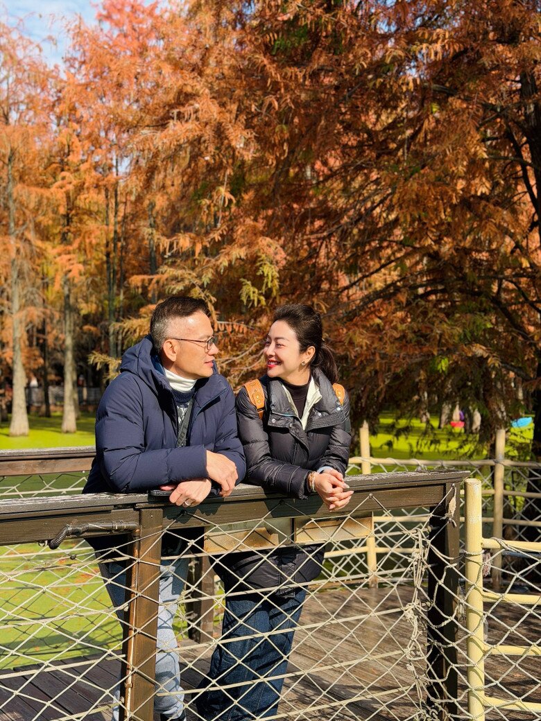 Jennifer Phạm khoe cảnh chạm môi chồng, đại gia Đức Hải lộ rõ tóc bạc vẫn phong độ sánh đôi bên vợ 3 Đại gia Đức Hải lộ rõ mái tóc bạc ở tuổi U50.