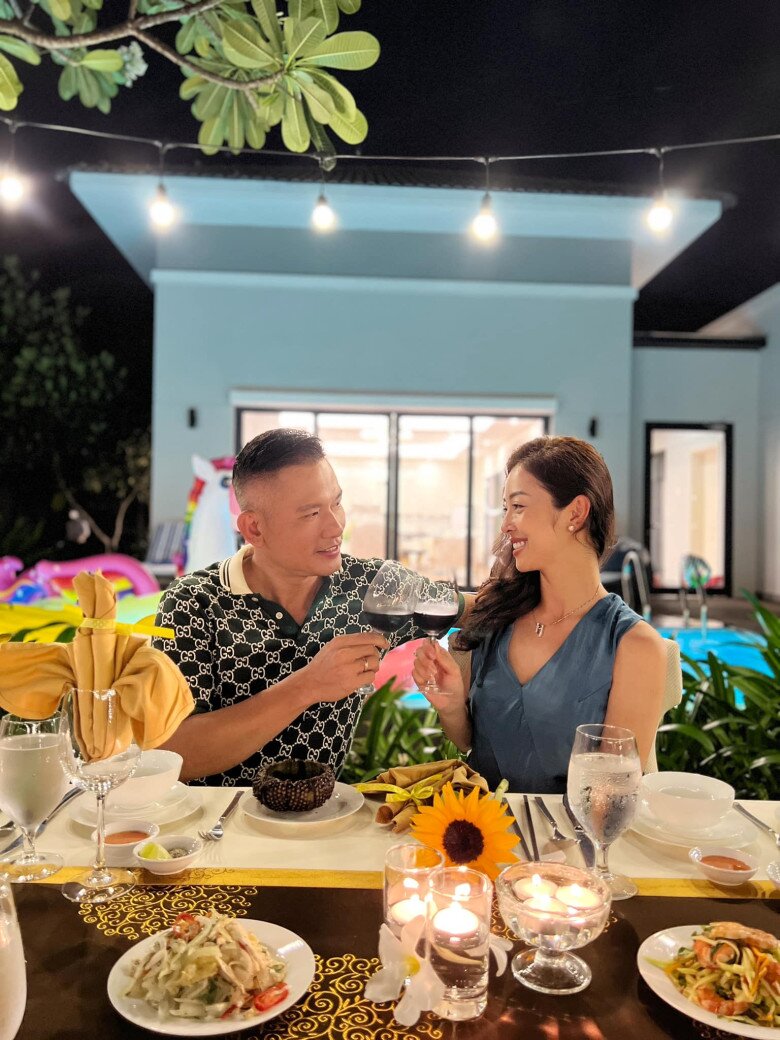 Jennifer Phạm khoe cảnh chạm môi chồng, đại gia Đức Hải lộ rõ tóc bạc vẫn phong độ sánh đôi bên vợ 4 Jennifer Phạm và chồng đại gia thường xuyên hẹn hò để hâm nóng tình cảm.