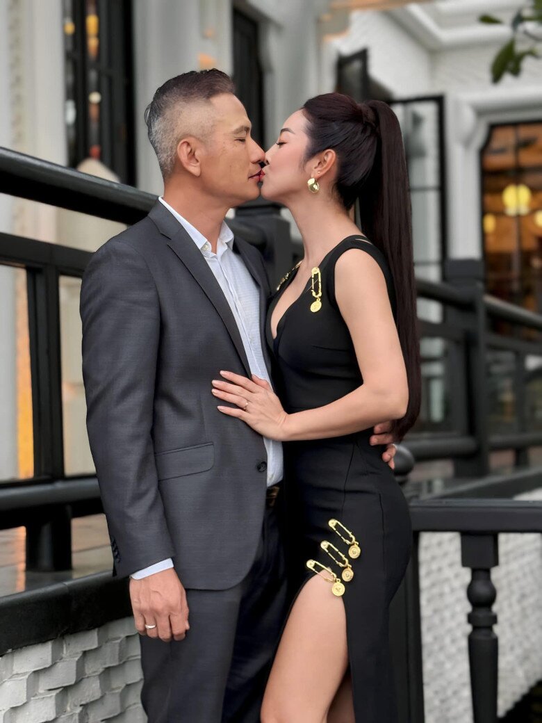 Jennifer Phạm khoe cảnh chạm môi chồng, đại gia Đức Hải lộ rõ tóc bạc vẫn phong độ sánh đôi bên vợ 7 Vợ chồng nàng hậu vẫn tình tứ như ngày đầu.