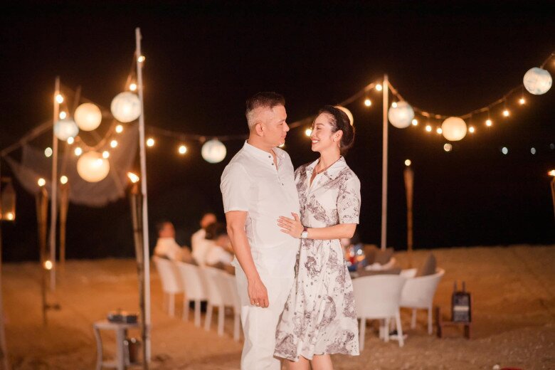 Jennifer Phạm khoe cảnh chạm môi chồng, đại gia Đức Hải lộ rõ tóc bạc vẫn phong độ sánh đôi bên vợ 9 Chồng nàng hậu thường xuyên tặng quà làm vui lòng bà xã.