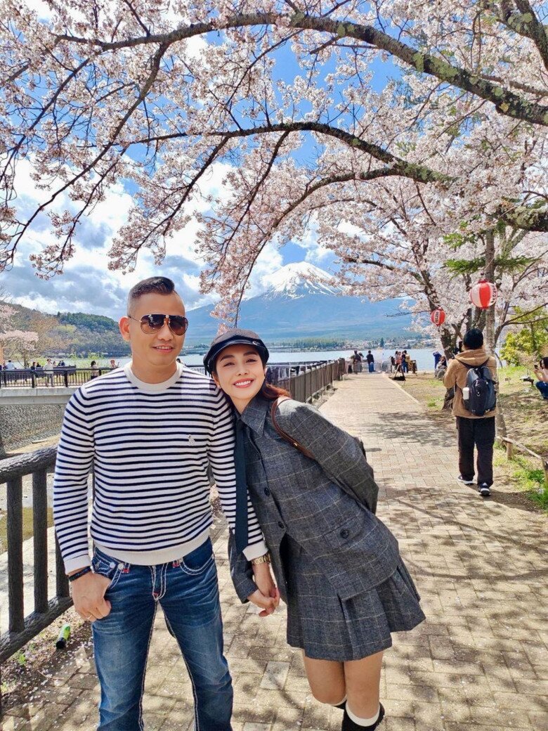 Jennifer Phạm khoe cảnh chạm môi chồng, đại gia Đức Hải lộ rõ tóc bạc vẫn phong độ sánh đôi bên vợ 8 Đại gia Đức Hải hết lòng yêu chiều, luôn đồng hành cùng vợ.