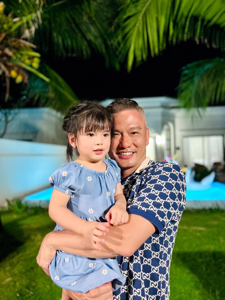 Jennifer Phạm khoe cảnh chạm môi chồng, đại gia Đức Hải lộ rõ tóc bạc vẫn phong độ sánh đôi bên vợ 11 Đại gia Đức Hải dành thời gian chơi đùa với các con.