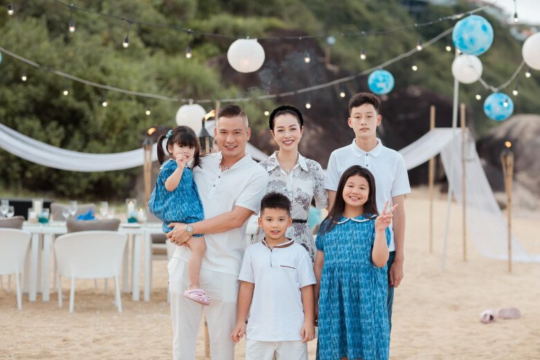 Jennifer Phạm khoe cảnh chạm môi chồng, đại gia Đức Hải lộ rõ tóc bạc vẫn phong độ sánh đôi bên vợ 12 Nam doanh nhân hết lòng yêu thương con trai riêng của vợ.