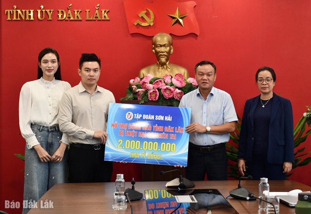 Vợ chồng Đỗ Hà - Viết Vương và hành trình thiện nguyện 5 tỷ đồng ấn tượng - Ảnh 2. Vợ chồng Đỗ Hà - Viết Vương và hành trình thiện nguyện 5 tỷ đồng ấn tượng - Ảnh 2.