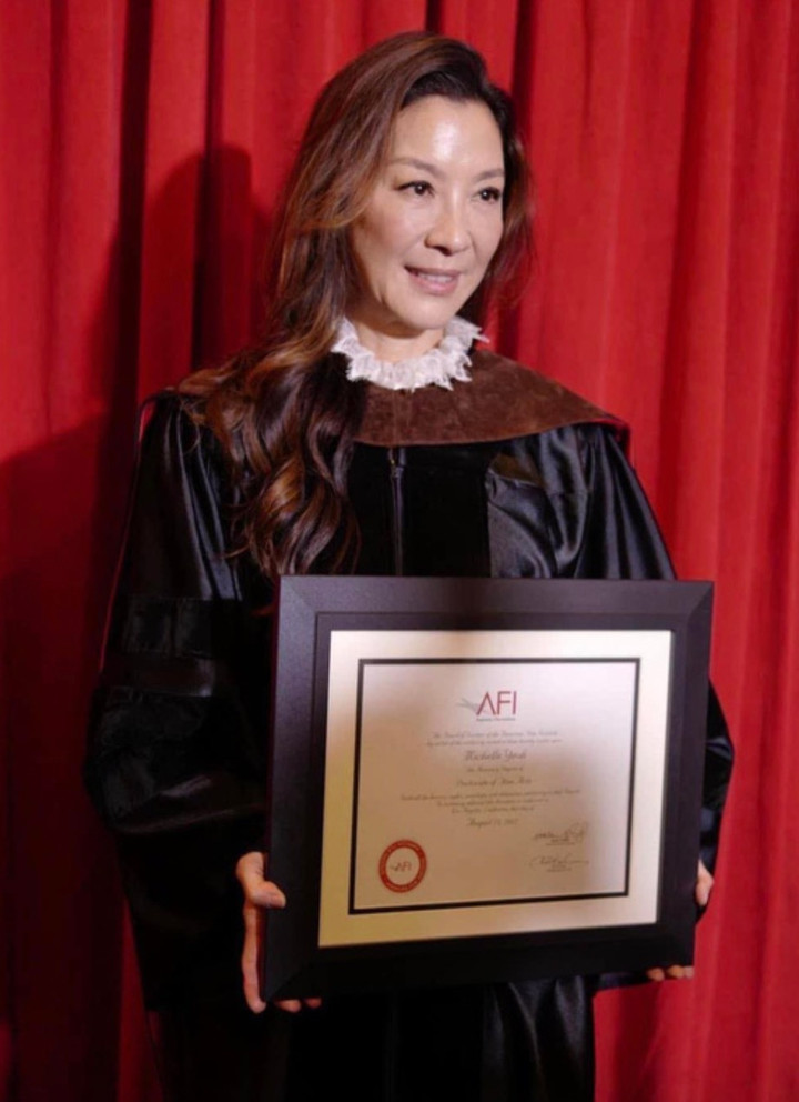 Hoa hậu nhận bằng tiến sĩ ở tuổi 60: Từng giành Oscar, viên mãn bên chồng tỷ phú- Ảnh 3.