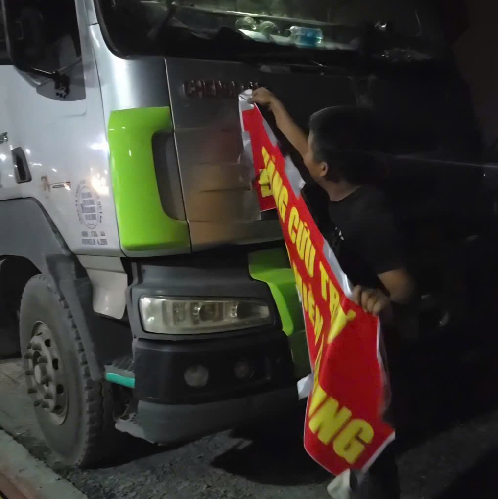 Dán băng rôn hàng cứu trợ trên xe để chở gạo quá tải là hành vi đáng lên án 2 Dán băng rôn hàng cứu trợ trên xe để chở gạo quá tải là hành vi đáng lên án - Ảnh 2.