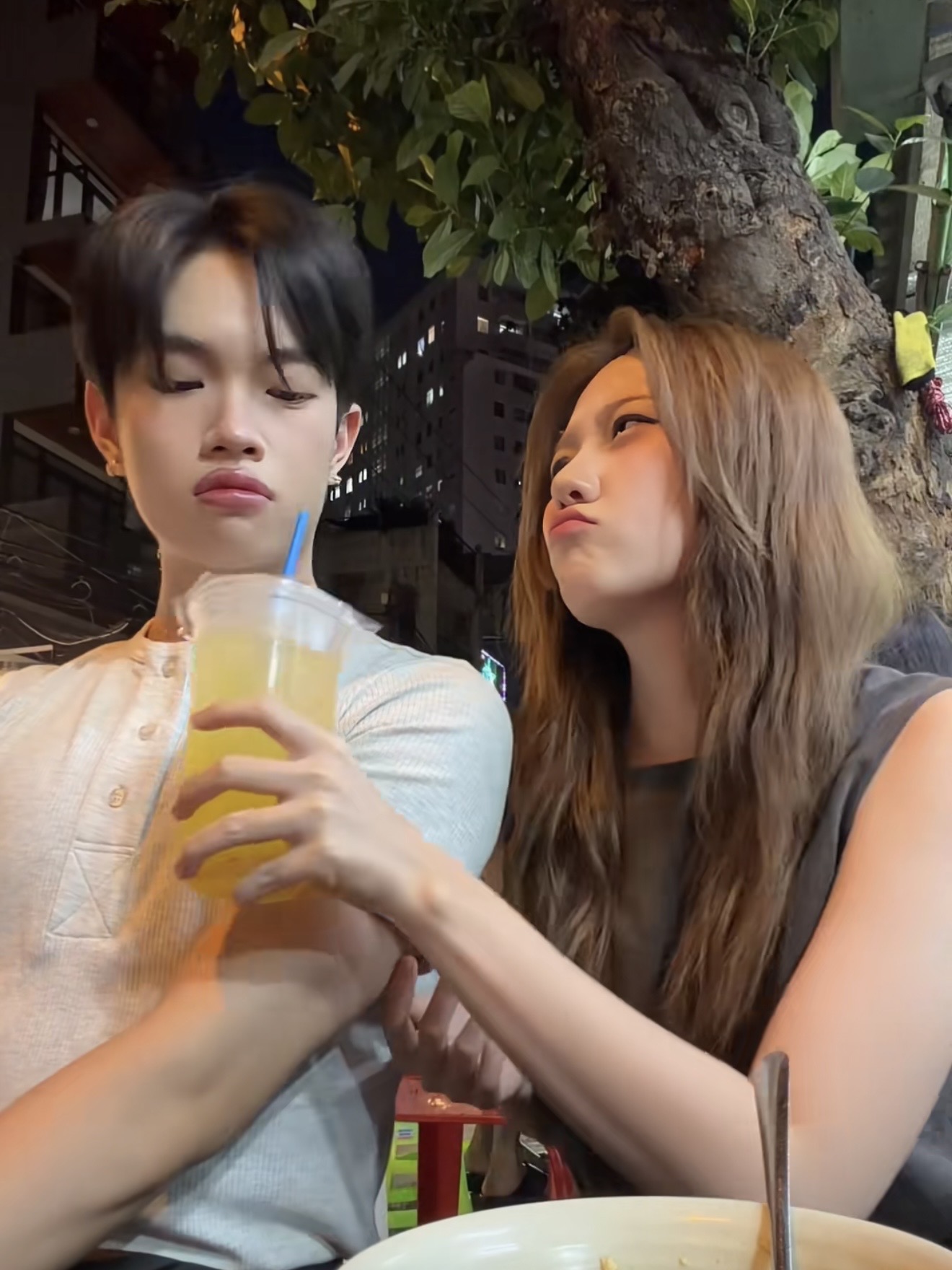 Em gái Trấn Thành hở bạo hơn cả Ngọc Trinh, bị bạn trai bỏ rơi ở sự kiện- Ảnh 3. Em gái Trấn Thành hở bạo hơn cả Ngọc Trinh, bị bạn trai bỏ rơi ở sự kiện- Ảnh 3.