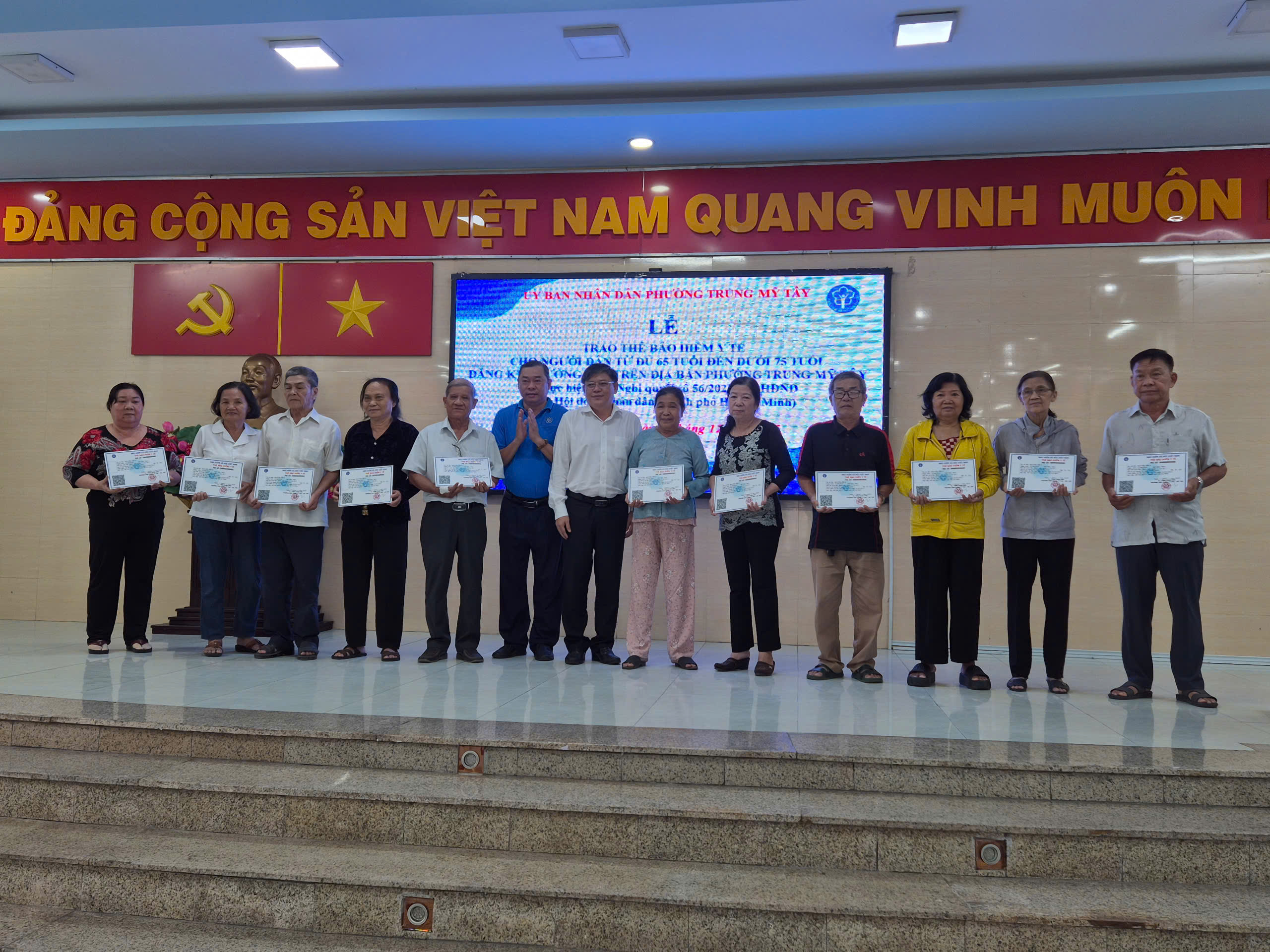 Người dân từ 65 tuổi ở TP HCM vui mừng nhận thẻ BHYT miễn phí - Ảnh 3.