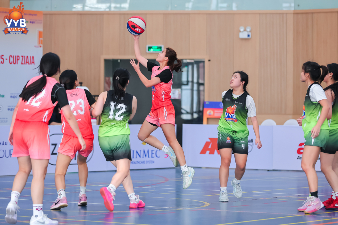 Pha lên rổ của Lý Hà My - Vinschool The Harmony (áo hồng) trong trận bán kết với Vinschool Smart City. Ảnh: VYB