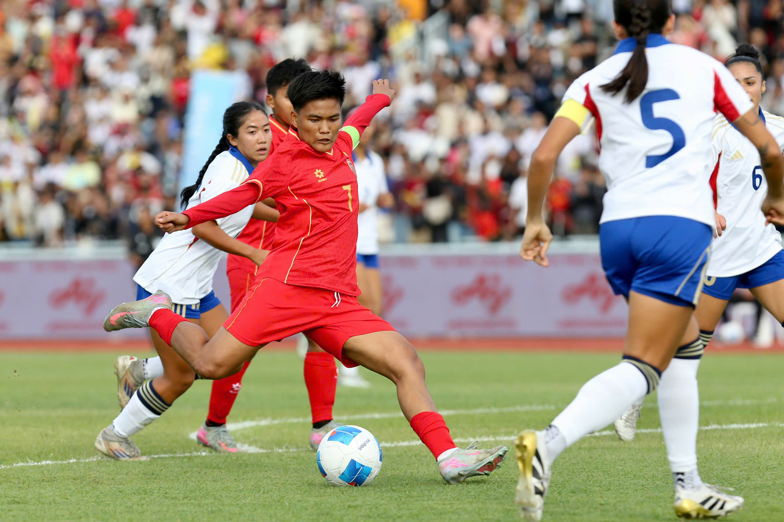 Đội nữ Myanmar quả cảm, đánh bại ứng viên nặng ký Philippines phút 89: Tạm dẫn đầu bảng B- Ảnh 3.