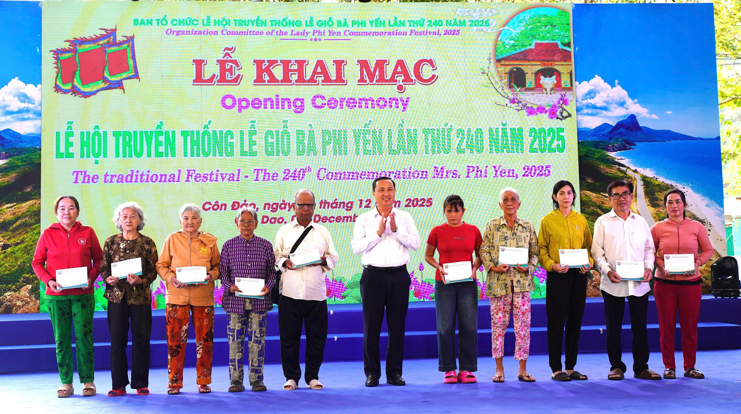 Du khách nước ngoài háo hức được tham gia Lễ giỗ Bà Phi Yến lần thứ 240 - Ảnh 2.