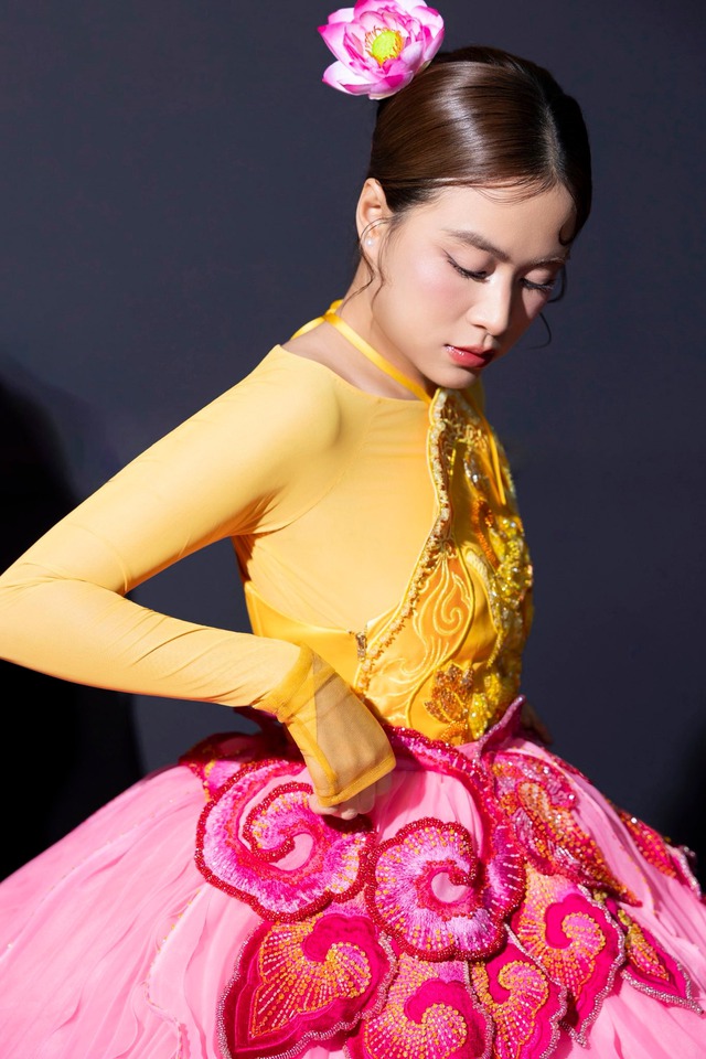 Sắc vóc hiện tại của Hoàng Thùy Linh 6 Khẩu phần ăn của nữ ca sĩ được bổ sung chủ yếu là rau xanh, đó là nguyên tắc mà bất cứ người diễn viên hay ca sĩ, người mẫu nào cũng cần phải tuân thủ để cải thiện cũng như duy trì vóc dáng của mình. Ngoài rau xanh, cô còn ăn nhiều hoa quả, trái cây, thực phẩm giàu protein.