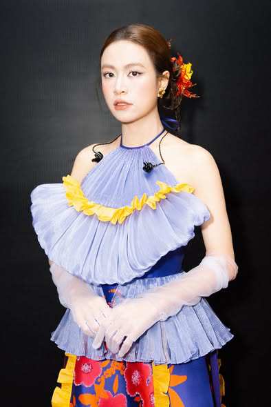 Sắc vóc hiện tại của Hoàng Thùy Linh 7 Ngoài "quản lý" cân nặng, Hoàng Thùy Linh còn chú trọng chăm sóc da. Để làn da luôn căng bóng và ngậm nước, Hoàng Thùy Linh tranh thủ đắp mặt nạ khi ngồi trên máy bay. Bởi công việc thường xuyên phải sử dụng son phấn, lịch sinh hoạt không được ổn định nên đắp mặt nạ giúp cung cấp dưỡng chất tức thì chính là giải pháp tuyệt vời.