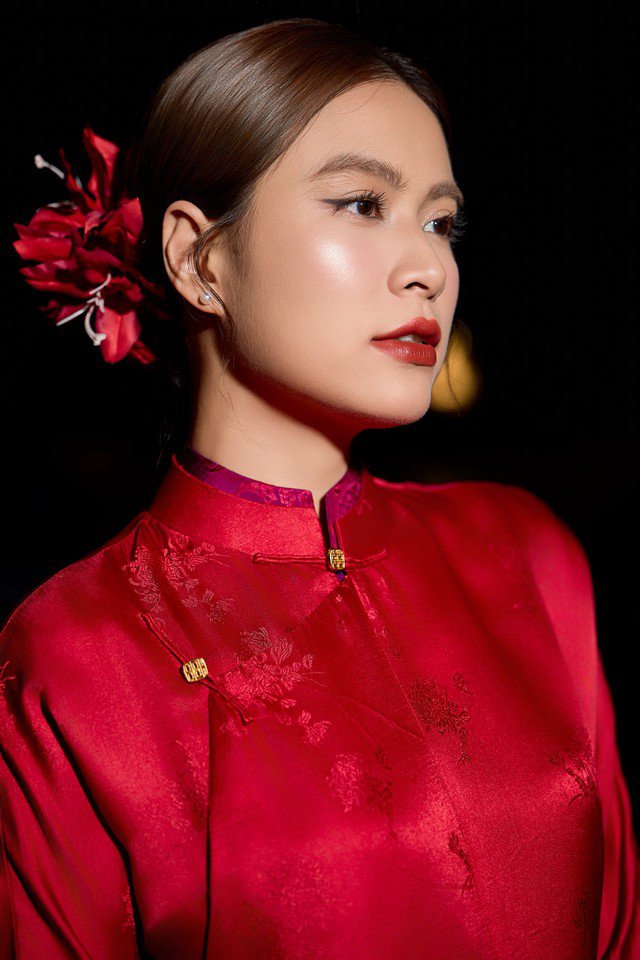 Sắc vóc hiện tại của Hoàng Thùy Linh 8 Bên cạnh đó, trong quá trình chăm sóc da, Hoàng Thùy Linh cũng rất cẩn thận. Do tính chất công việc phải trang điểm hằng ngày nên khi về nhà, người đẹp thường tẩy trang thật sạch để không bị nổi mụn. Đây là bước quan trọng trong quá trình chăm sóc da của Hoàng Thùy Linh.