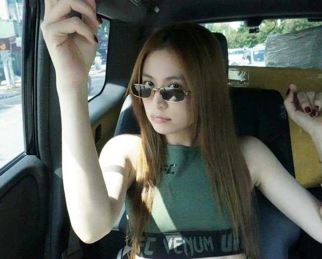 Sắc vóc hiện tại của Hoàng Thùy Linh 9 Sau quá trình làm sạch da mặt thì bước không thể thiếu tiếp theo của Hoàng Thùy Linh là dưỡng ẩm. Nữ chính "Nhật ký Vàng Anh" thường bôi kem dưỡng ẩm vào ban đêm để dưỡng da khỏe mạnh.