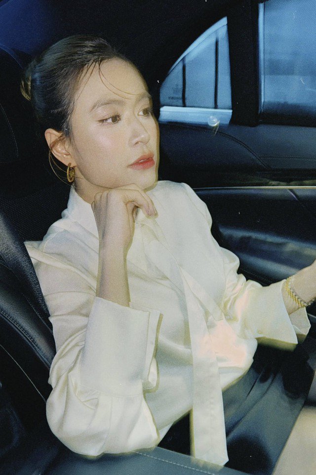 Sắc vóc hiện tại của Hoàng Thùy Linh 10 Sau một ngày làm việc mệt mỏi, cô khuyên mọi người nên dành ra một chút thời gian để chăm sóc da. Chịu khó chăm chút làn da như vậy nên Hoàng Thùy Linh mới có được vẻ ngoài trẻ trung xinh đẹp.