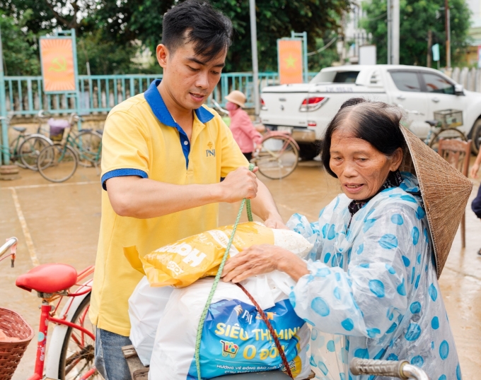 PNJ kịp thời triển khai Siêu thị mini 0 đồng tiếp sức người dân miền Trung vượt lũ. Ảnh: Duy Thanh