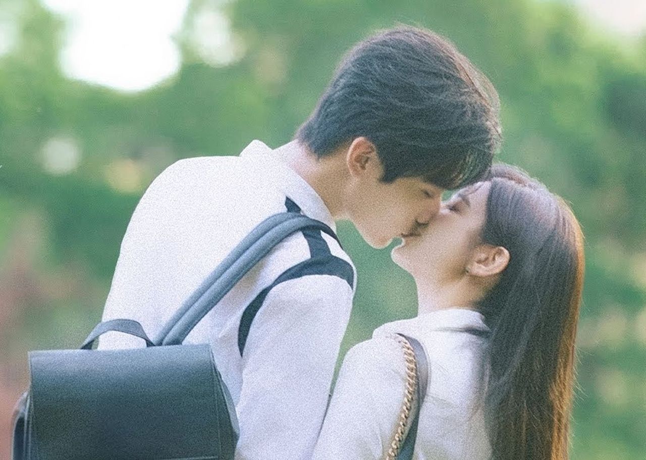 Phát ngượng với phim ngôn tình Trung Quốc nhiều cảnh hôn nhất 2025, cặp chính lệch nhau 19 tuổi mà cháy hơn Free Fire- Ảnh 4.