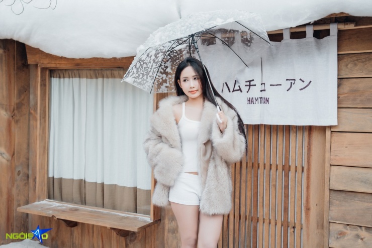 Xếp hàng 'sống ảo' ở quán cà phê mô phỏng ngôi làng tuyết Nhật Bản - 4