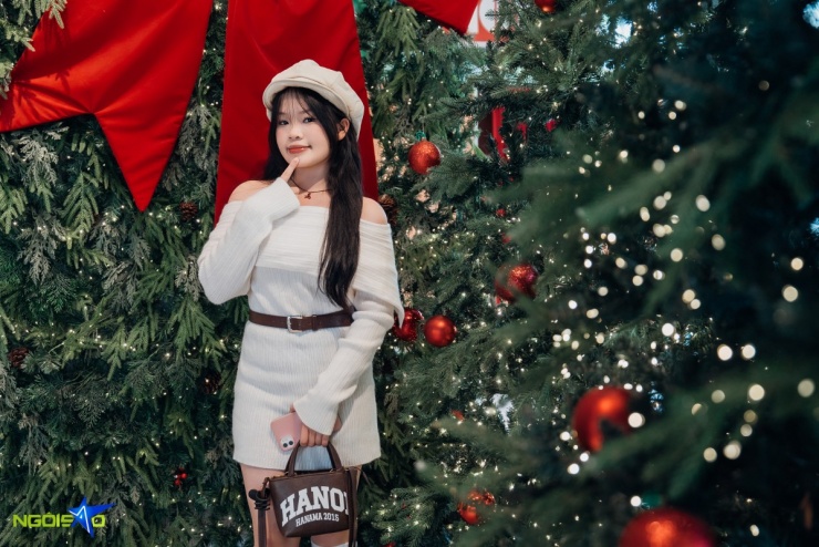 Xếp hàng 'sống ảo' ở quán cà phê mô phỏng ngôi làng tuyết Nhật Bản - 7