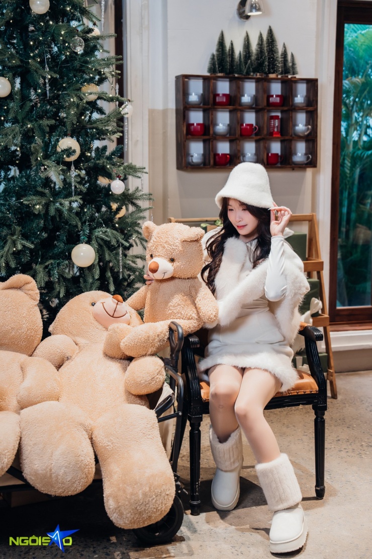 Xếp hàng 'sống ảo' ở quán cà phê mô phỏng ngôi làng tuyết Nhật Bản - 9