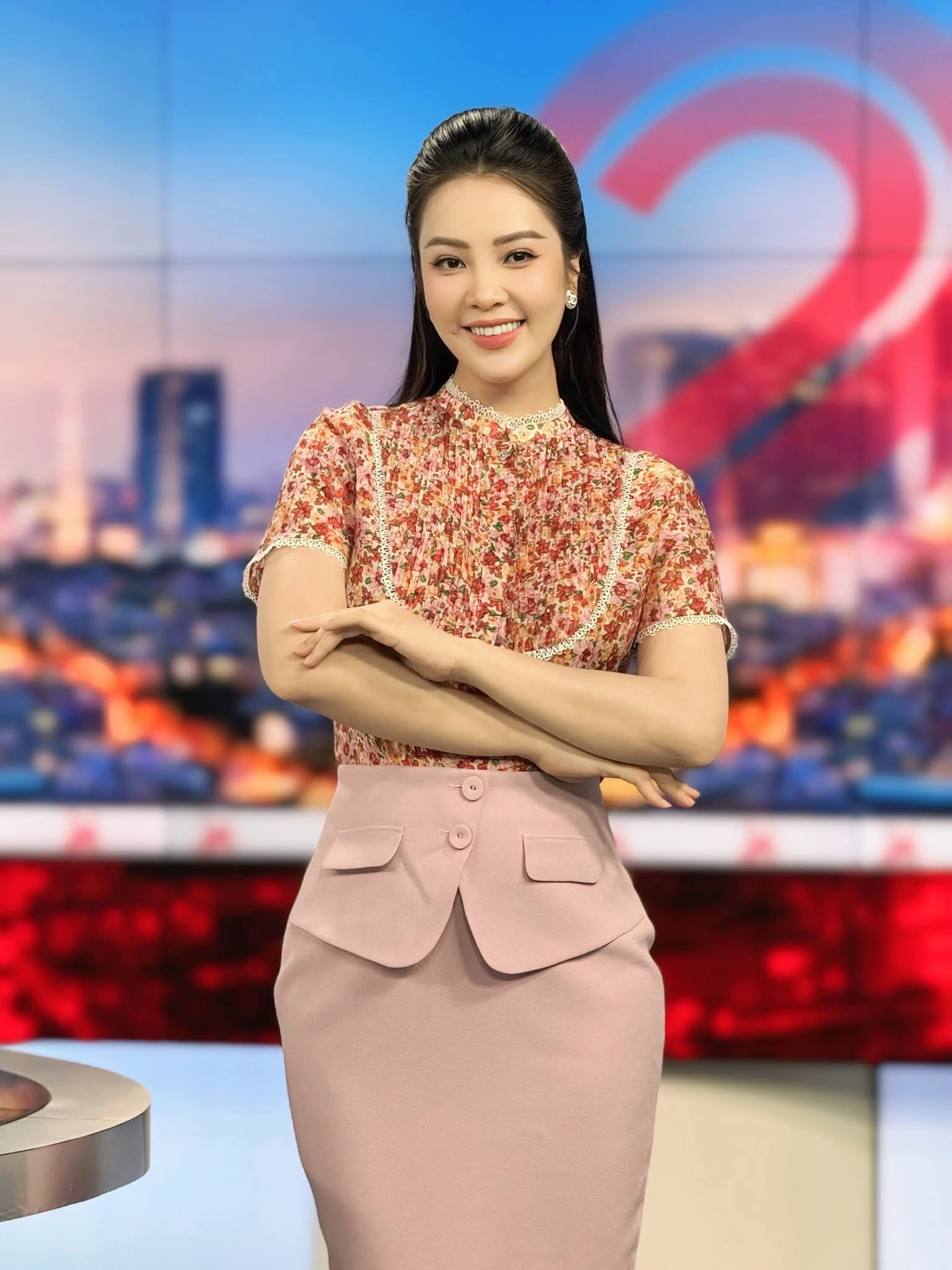 Á hậu Thụy Vân được khen đúng chuẩn “mẹ bỉm hiện đại”.