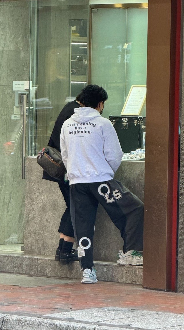 Huỳnh Tông Trạch đưa 1 cô gái đi dạo phố, mua sắm. Hình ảnh này làm dấy lên nghi vấn anh đã tìm được bến đỗ cuối cùng