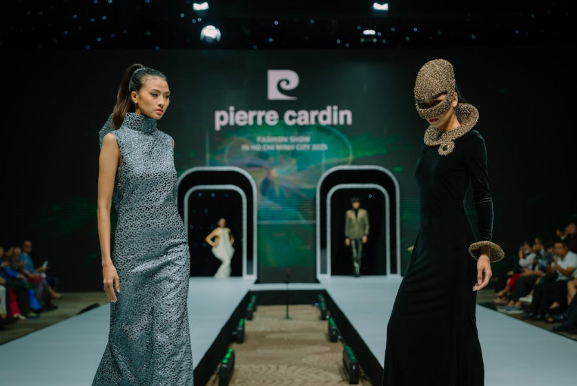 Hậu trường Pierre Cardin Fashion Show 2025: Siêu mẫu Minh Triệu và Thuận nguyễn tỏa sáng 5 1764939268 46 Hau truong Pierre Cardin Fashion Show 2025 Sieu mau Minh