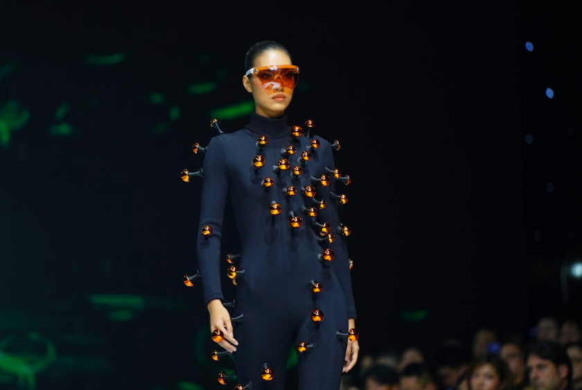 Hậu trường Pierre Cardin Fashion Show 2025: Siêu mẫu Minh Triệu và Thuận nguyễn tỏa sáng 7 1764939269 301 Hau truong Pierre Cardin Fashion Show 2025 Sieu mau Minh