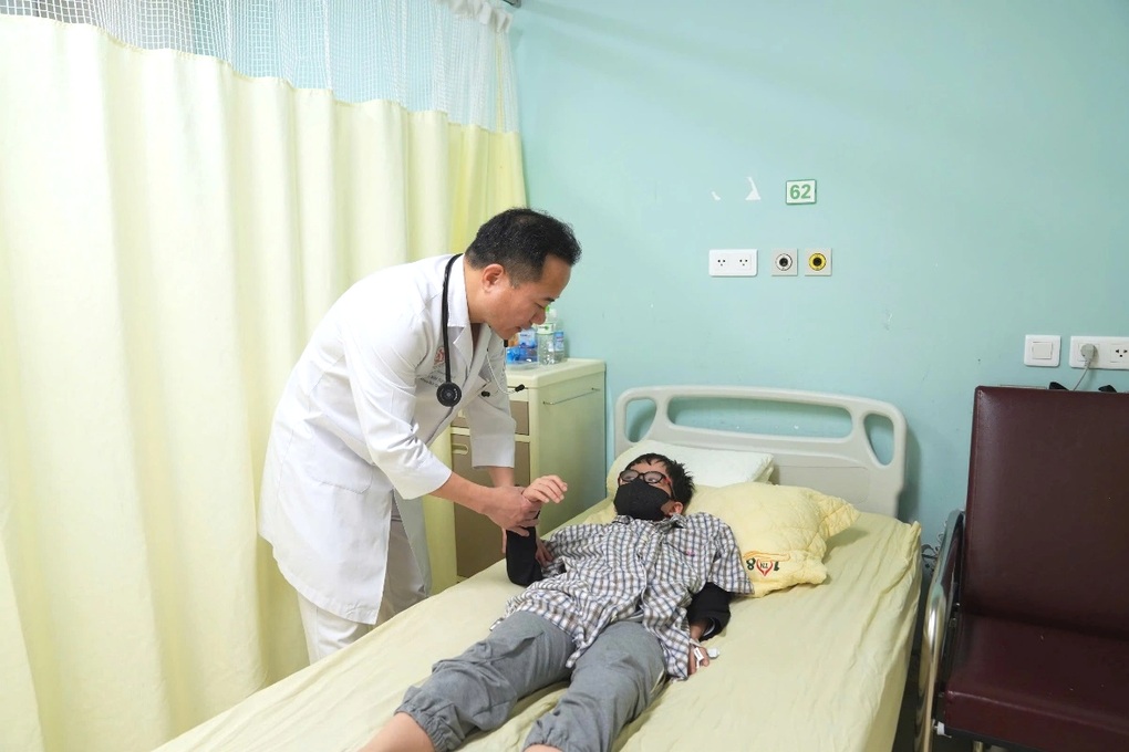 Đang ngồi học bỗng gục xuống bàn, cậu bé 8 tuổi bị đột quỵ não - 2