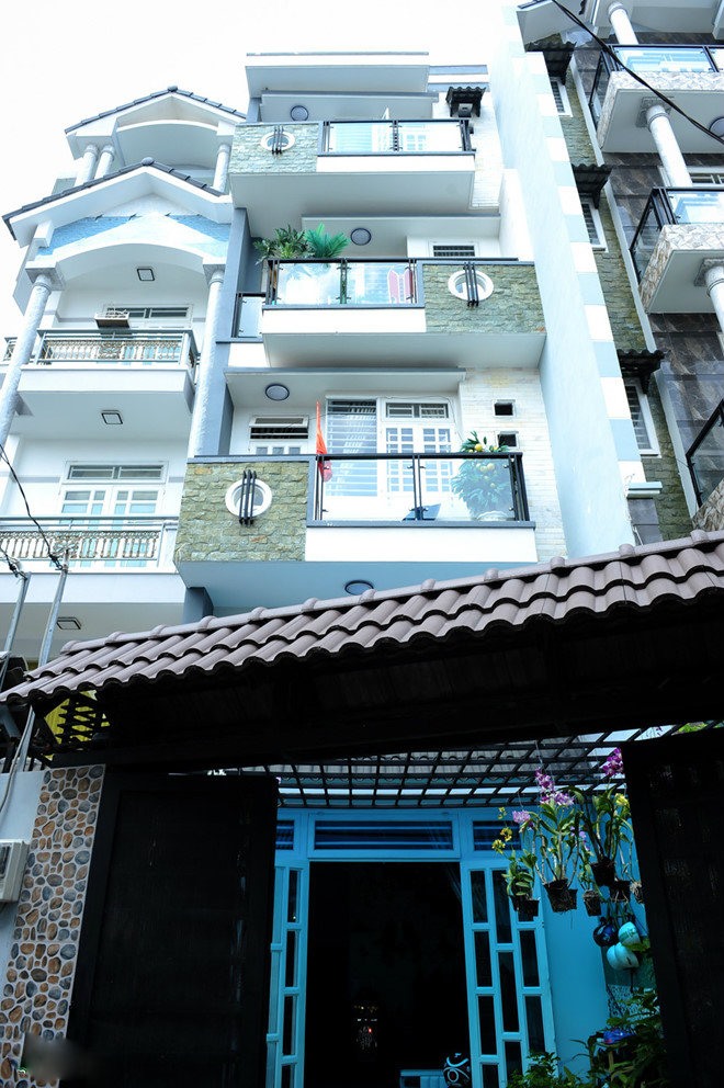 Nam ca sĩ sống hạnh phúc bên vợ 2 kém 17 tuổi, đẹp như hoa hậu, sở hữu nhà 20 tỷ đồng ở TP.HCM 3 1764939961 504 Nam ca si song hanh phuc ben vo 2 kem