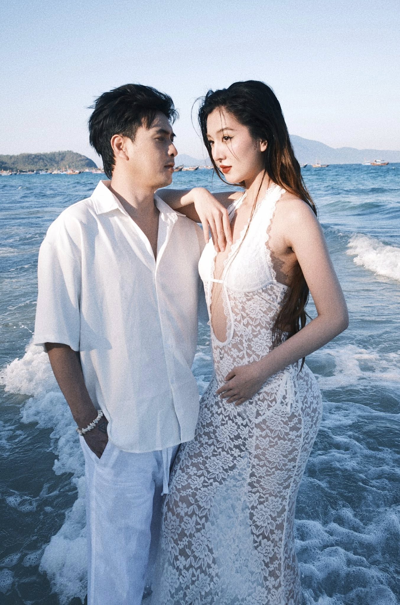 Nam ca sĩ sống hạnh phúc bên vợ 2 kém 17 tuổi, đẹp như hoa hậu, sở hữu nhà 20 tỷ đồng ở TP.HCM 6 1764939963 138 Nam ca si song hanh phuc ben vo 2 kem