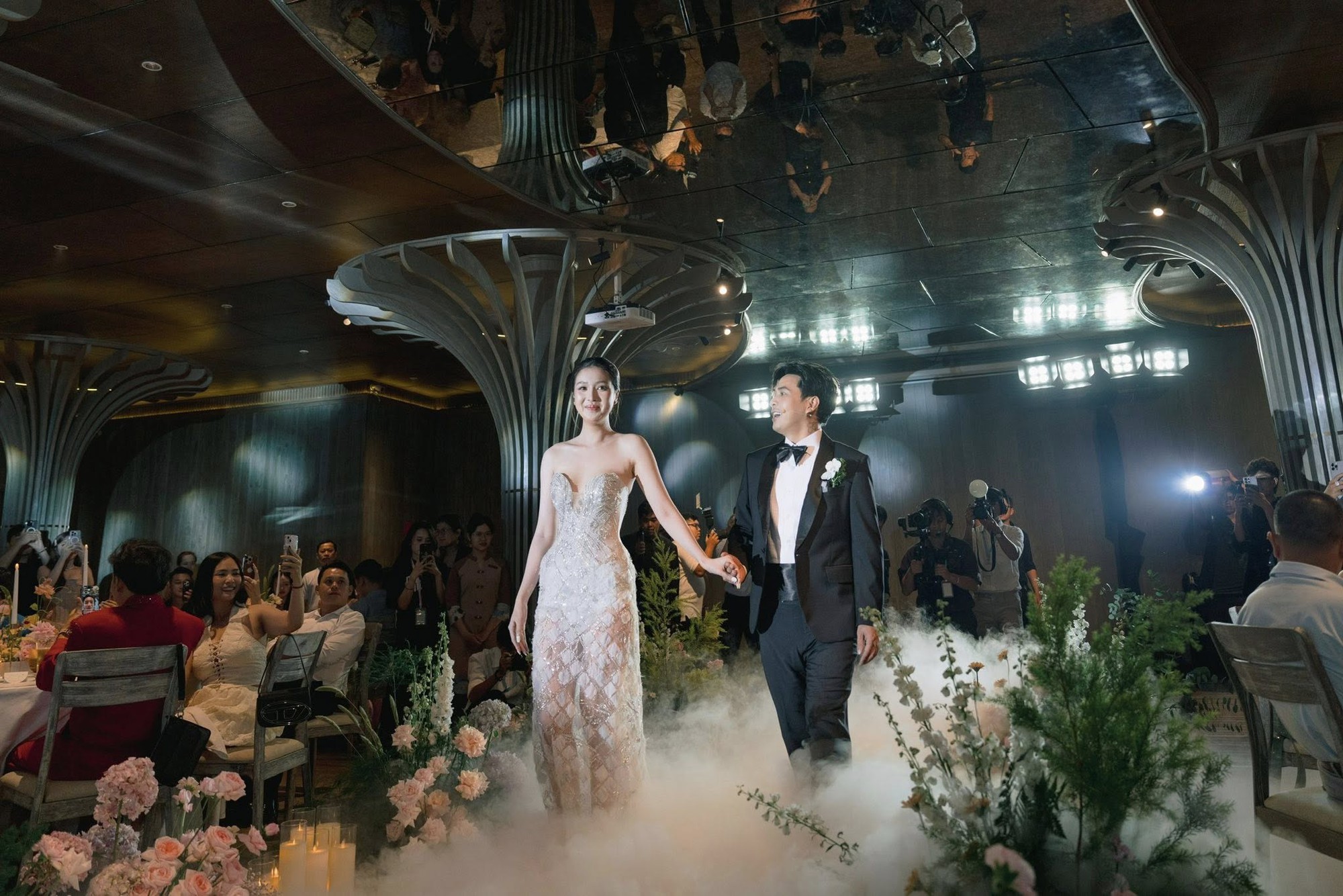 Nam ca sĩ sống hạnh phúc bên vợ 2 kém 17 tuổi, đẹp như hoa hậu, sở hữu nhà 20 tỷ đồng ở TP.HCM 8 1764939965 164 Nam ca si song hanh phuc ben vo 2 kem