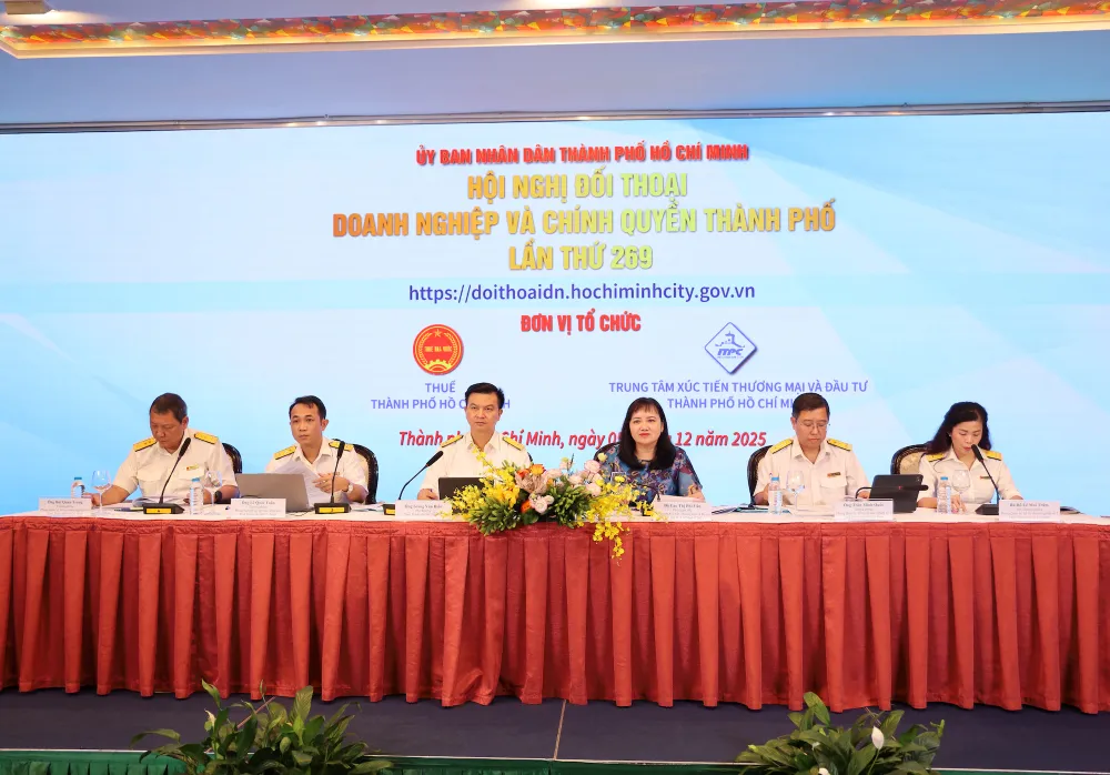 Lãnh đạo Thuế TP.HCM trả lời các vướng mắc về thuế của doanh nghiệp tại hội nghị ngày 5-12. Ảnh: QH thue-tphcm.JPG