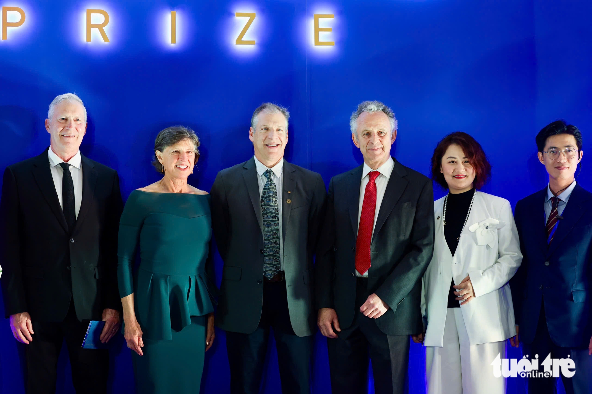 Tỉ phú Phạm Nhật Vượng, 2 con trai cùng dàn khách VIP tại đêm trao giải thưởng VinFuture - Ảnh 3.