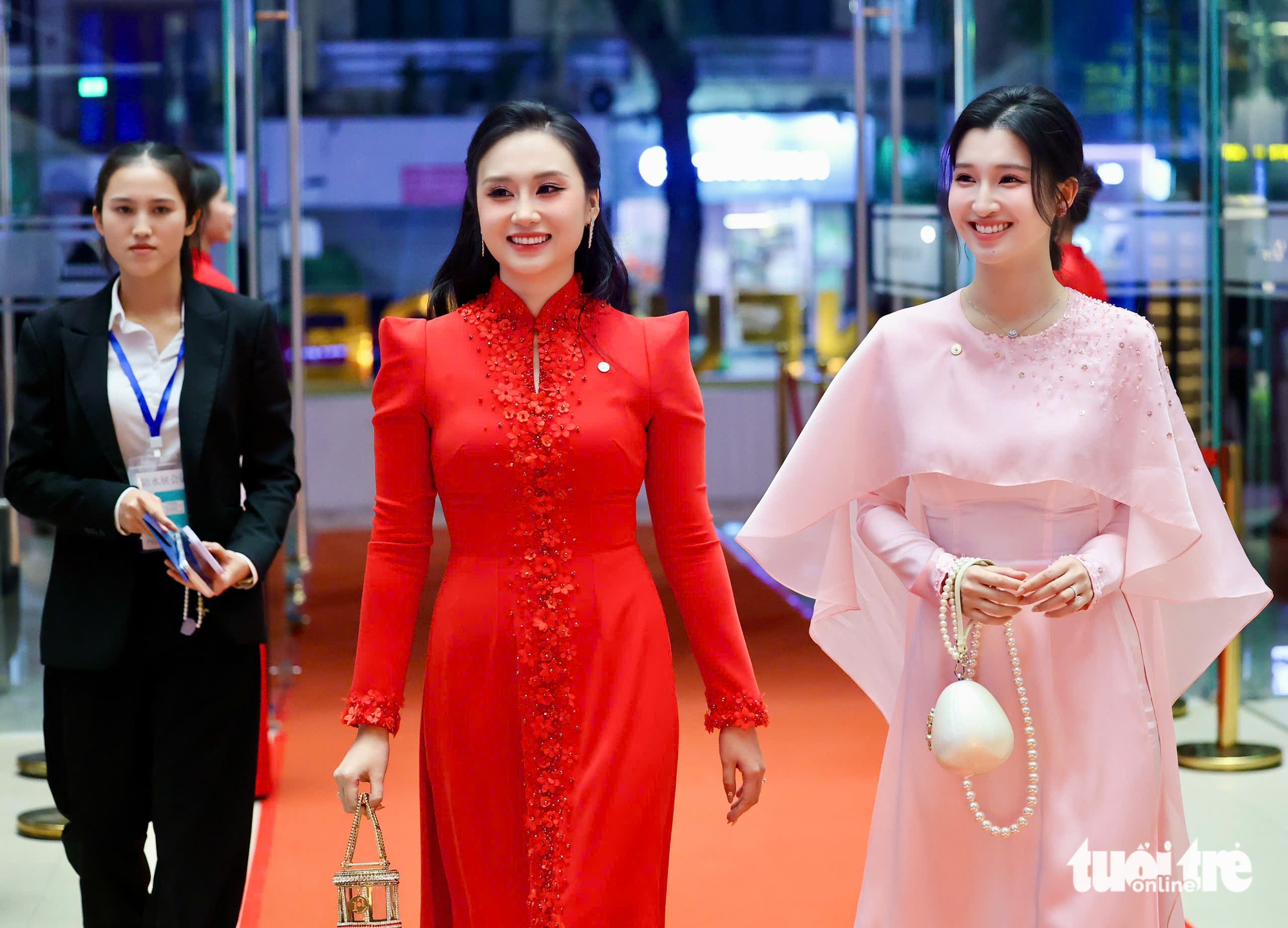 Tỉ phú Phạm Nhật Vượng, 2 con trai cùng dàn khách VIP tại đêm trao giải thưởng VinFuture - Ảnh 7.