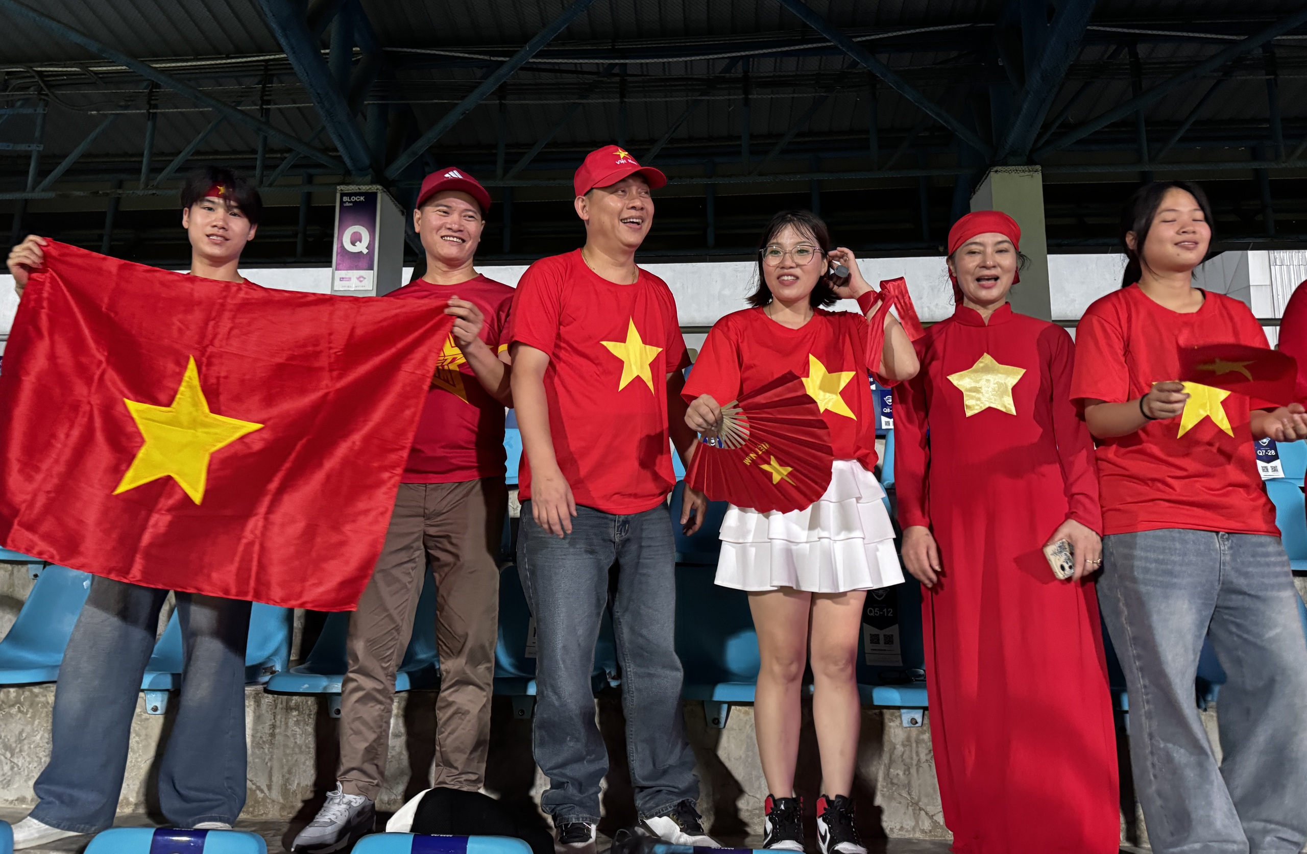 'Hot boy' hai dòng máu giỏi cả tiếng Việt và Thái: Hết mình vì đội tuyển nữ Việt Nam- Ảnh 2.