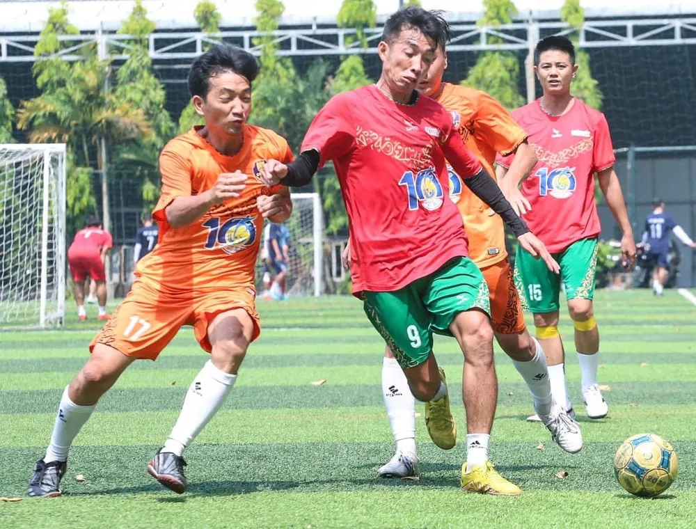 Phùng Trọng Luân bị các cầu thủ PC08 đem bám rất sát. Phùng Trọng Luân bị các cầu thủ PC08 đem bám rất sát.