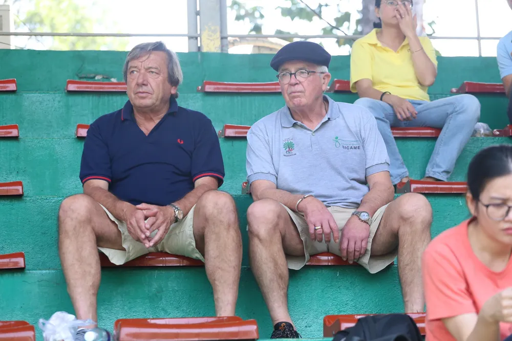 Các CĐV nước ngoài cũng có mặt trên sân theo dõi và cổ vũ cho các đội bóng. Các CĐV nước ngoài cũng có mặt trên sân theo dõi và cổ vũ cho các đội bóng.