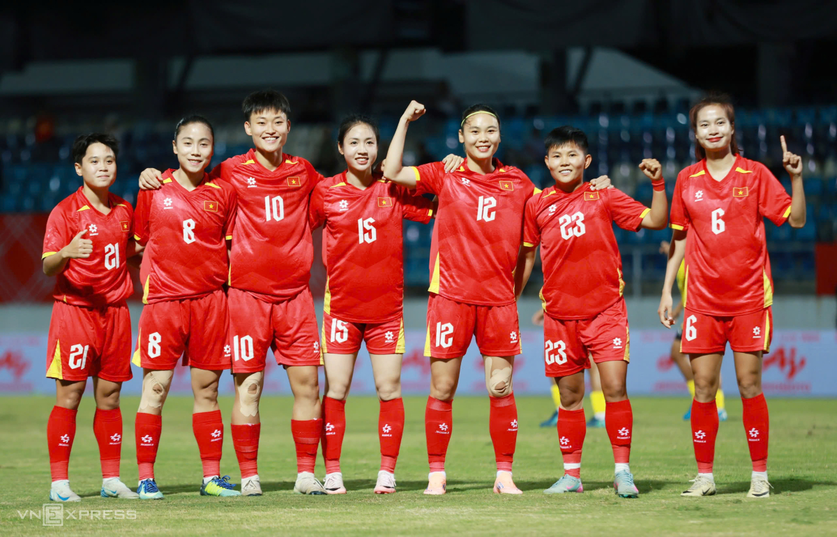 Toàn đội chia vui với Hải Yến (thứ ba từ phải sang) sau bàn nâng tỷ số lên 3-0, ở trận gặp Malaysia trên sân Chonburi, Thái Lan hôm 5/12. Ảnh: Đức Đồng