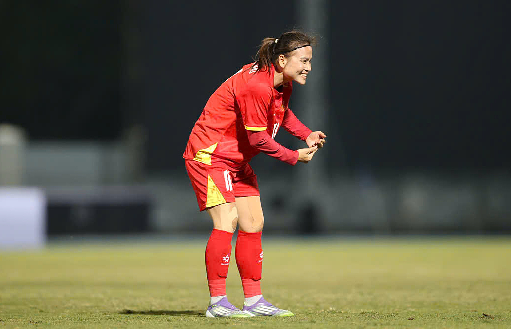 Thái Thị Thảo mừng bàn thắng theo kiểu ru con sau khi ghi bàn, ở trận gặp Malaysia trên sân Chonburi, Thái Lan hôm 5/12. Ảnh: Đức Đồng