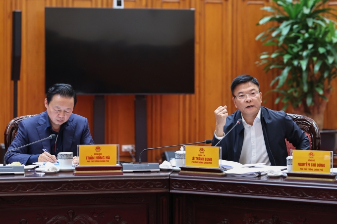 Phó thủ tướng Trần Hồng Hà (trái) và Phó thủ tướng Lê Thành Long, tại cuộc họp chiều 5/12. Ảnh: Nhật Bắc