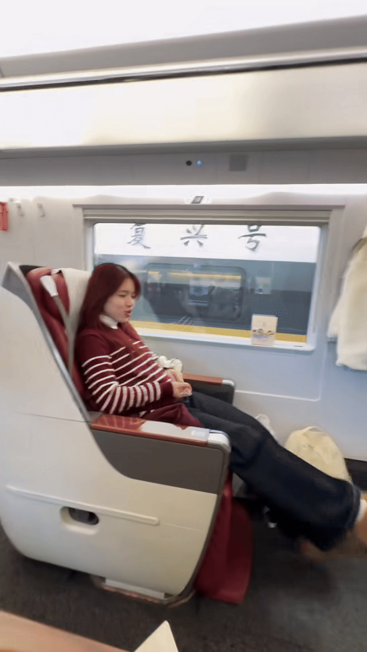 Khách Việt kể chuyện du lịch Trung Quốc, đi tàu chạy 300km/h có dịch vụ lạ, nhận xét: Khách Việt kể chuyện du lịch Trung Quốc, đi tàu chạy 300km/h có dịch vụ lạ, nhận xét: