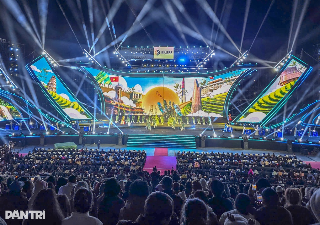 Hơn 1.000 cô gái biểu diễn pha trà ở Lâm Đồng - 2