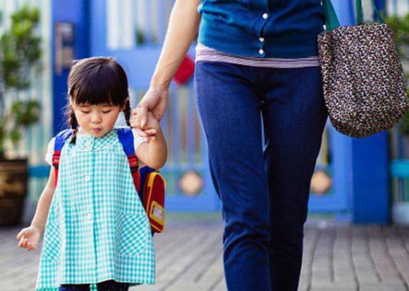 cha-me-day-con-3-ngoisaovn-w614-h438 0 dạy con giữ giới hạn khi giúp người, dạy con biết bảo vệ bản thân