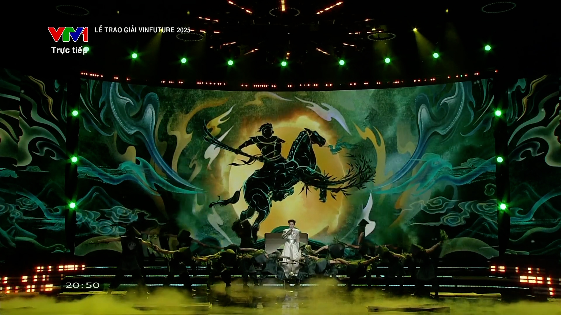 Ca sĩ Đức Phúc trình bày ca khúc Phù Đổng Thiên Vương